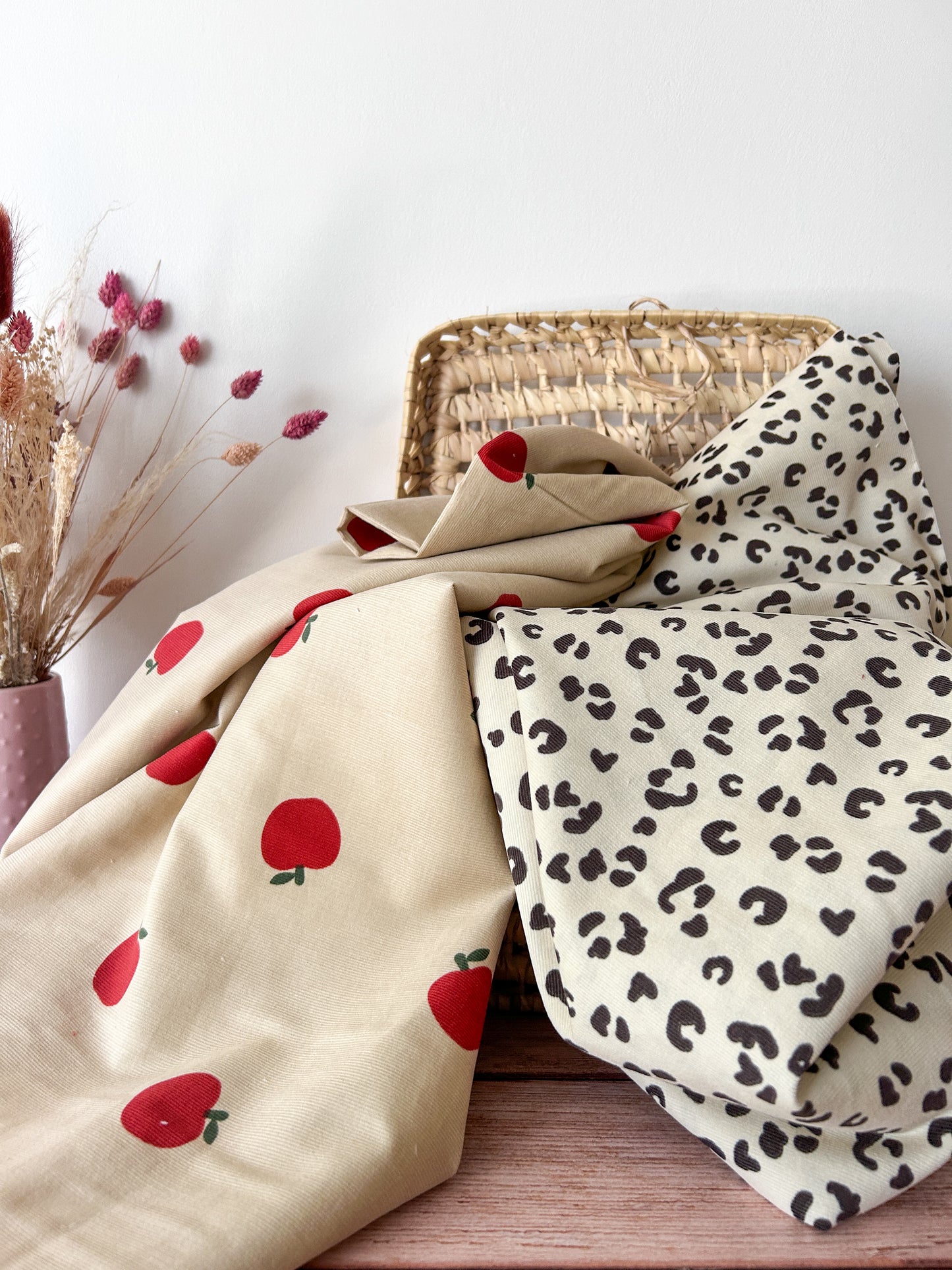 Tissu Velours Côtelé Milleraies Pommes Rouges