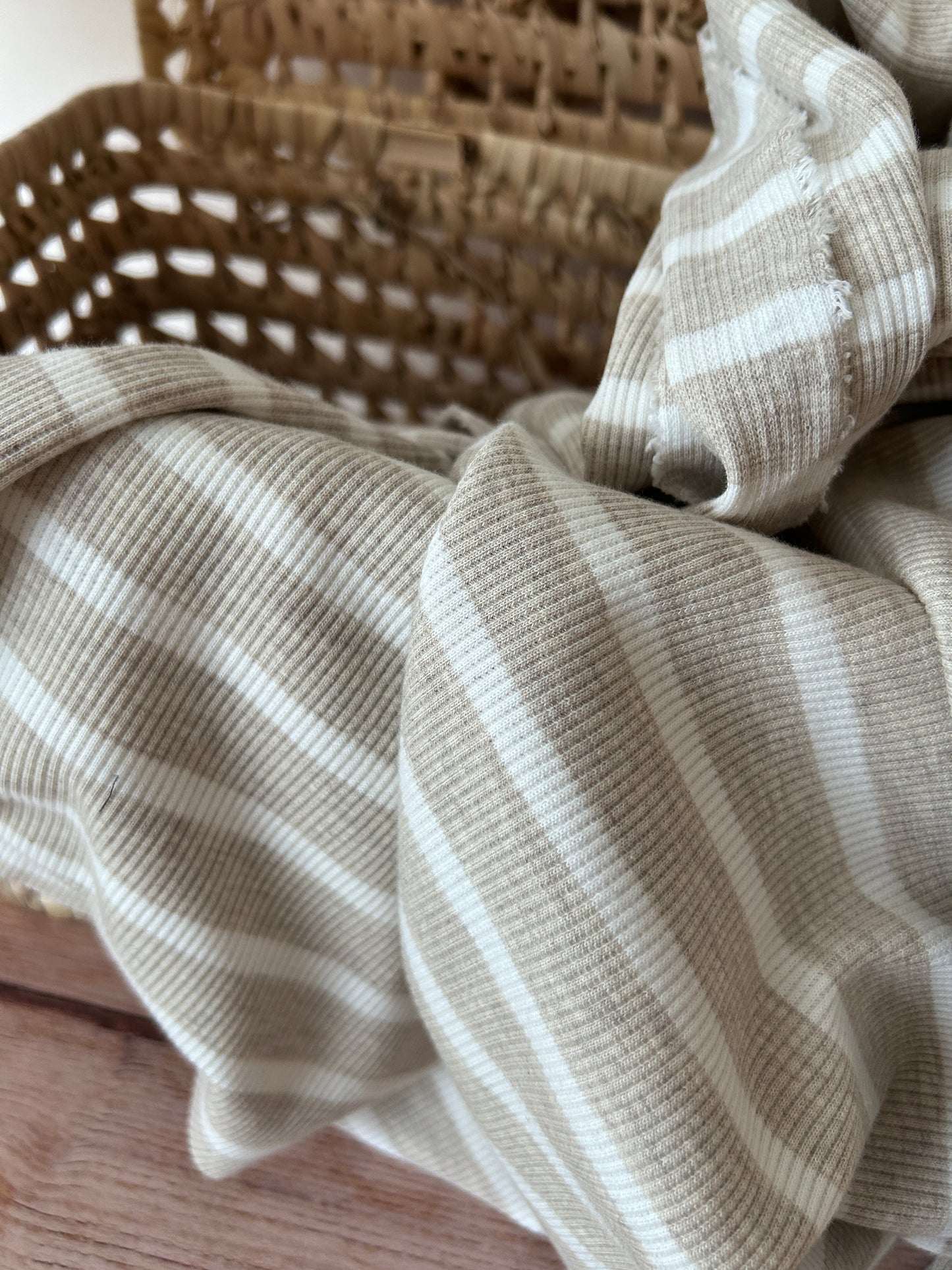 Tissu jersey côtelé coloris rayé sable