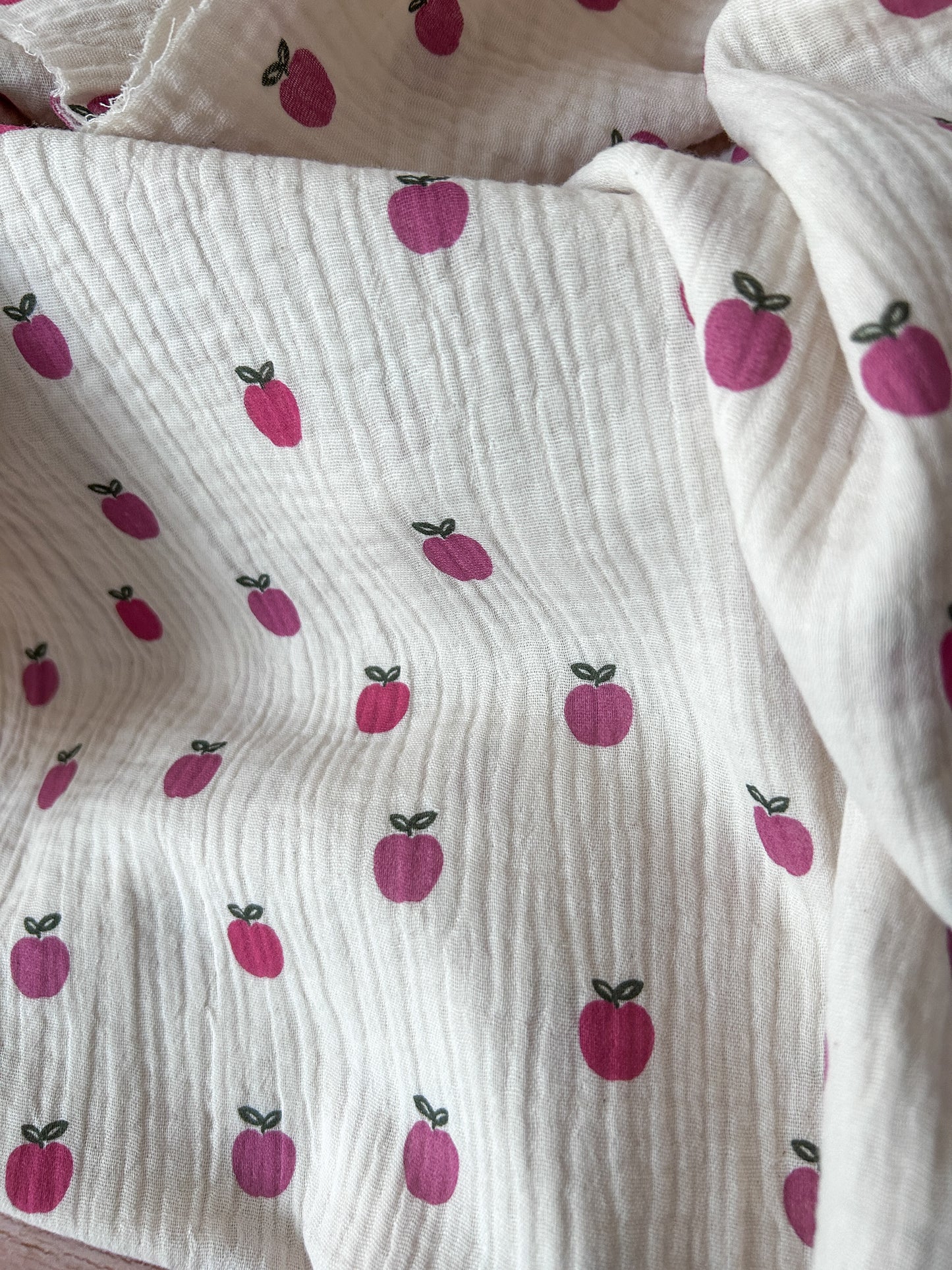Tissu Double Gaze Pommes Rouges – 100% Coton