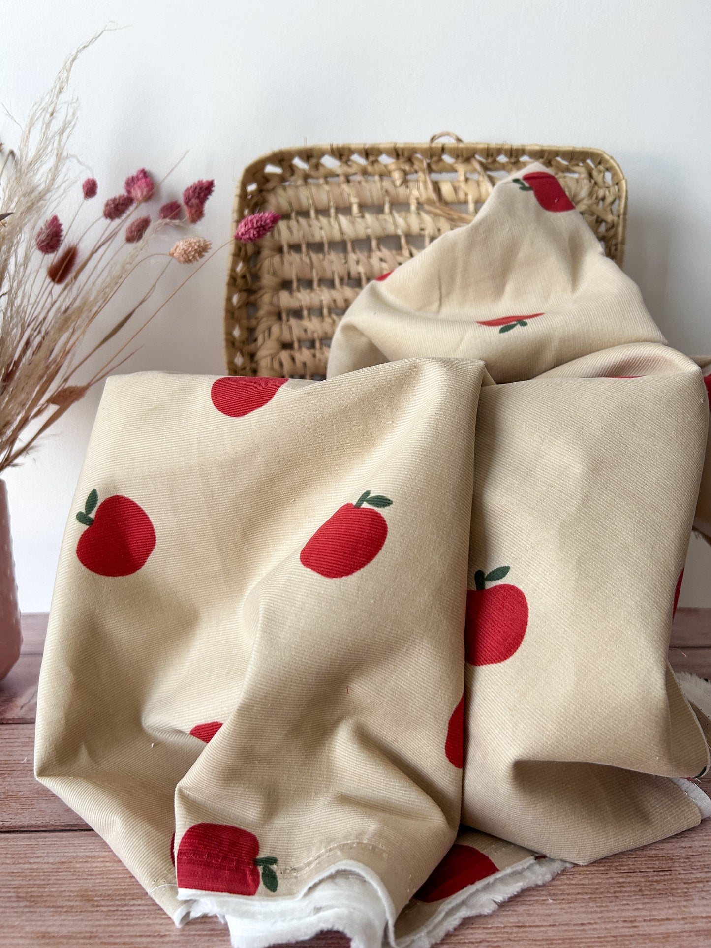 Tissu Velours Côtelé Milleraies Pommes Rouges