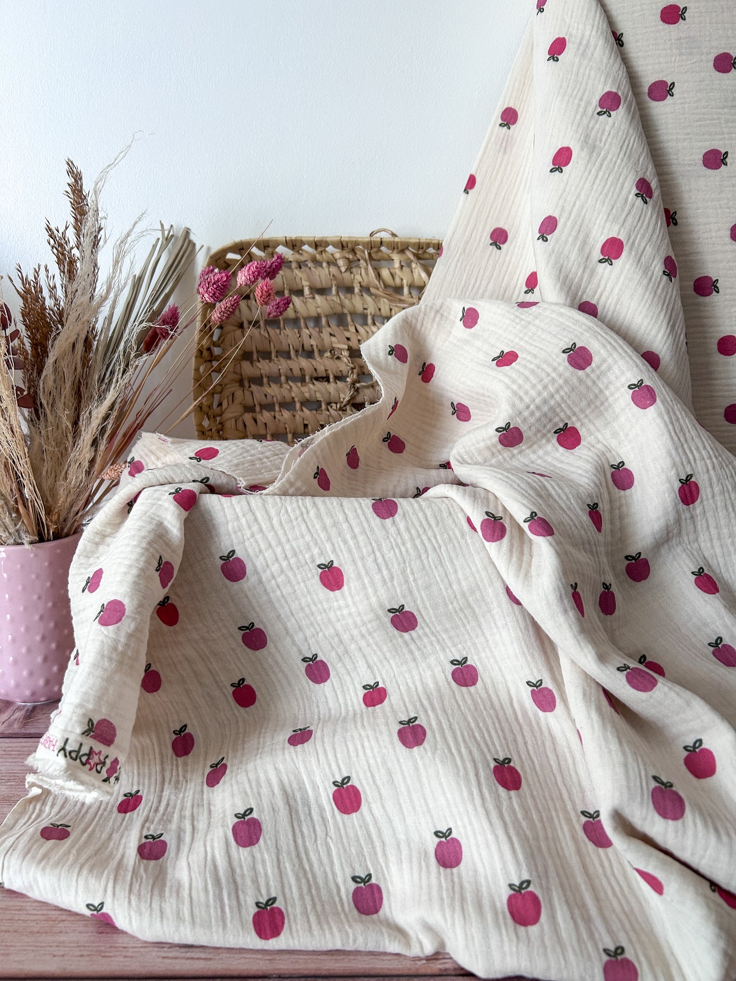 Tissu Double Gaze Pommes Rouges – 100% Coton