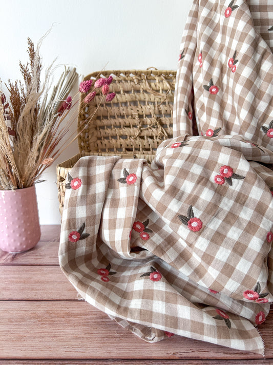 Tissu Double Gaze Brodée Fleurs – Vichy Beige et Corail –